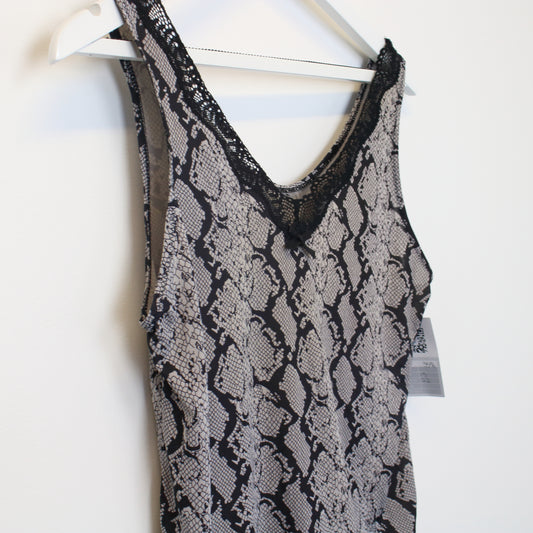 Vintage women's unbranded cami in black and grey. Best fits M