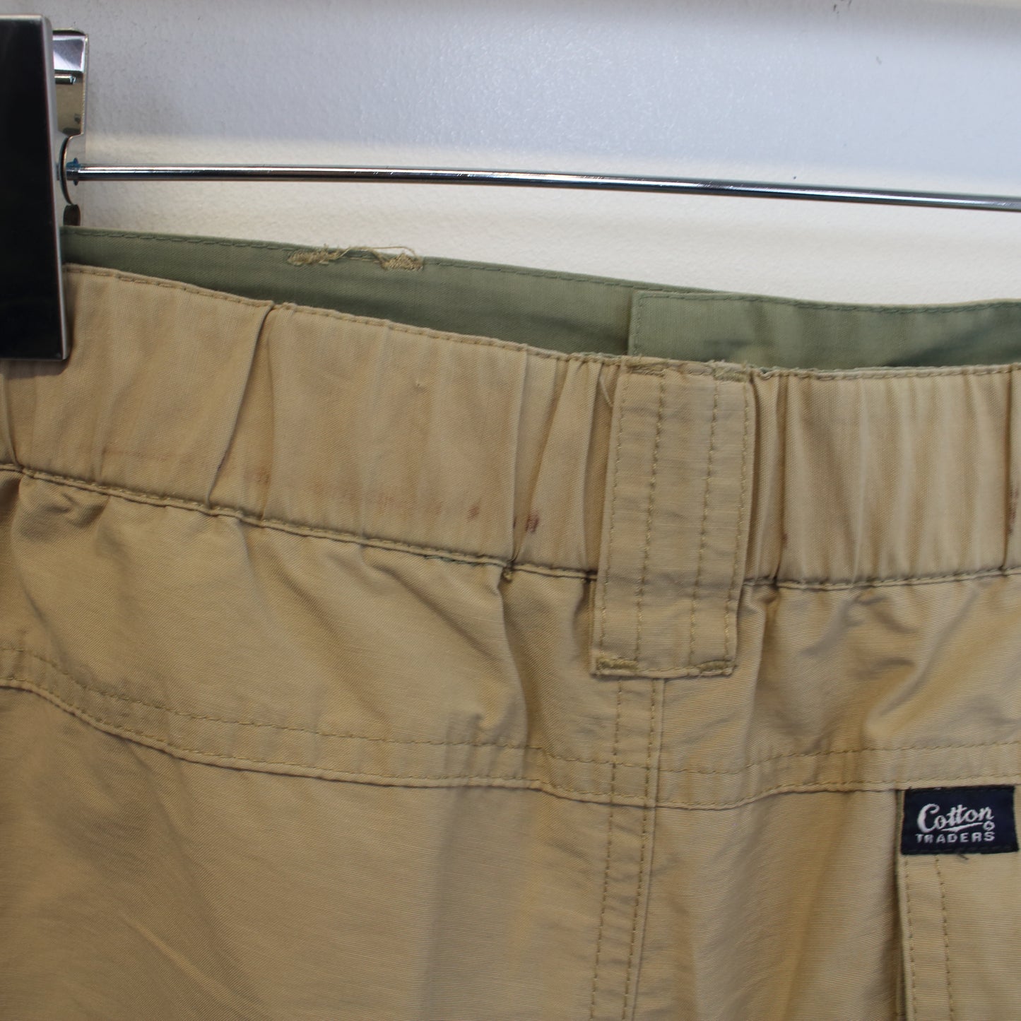 Vintage Cotton Traders cargo shorts in beige. Best fits 34