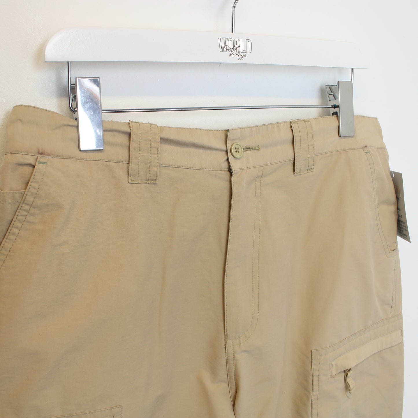 Vintage Cotton Traders cargo shorts in beige. Best fits 34