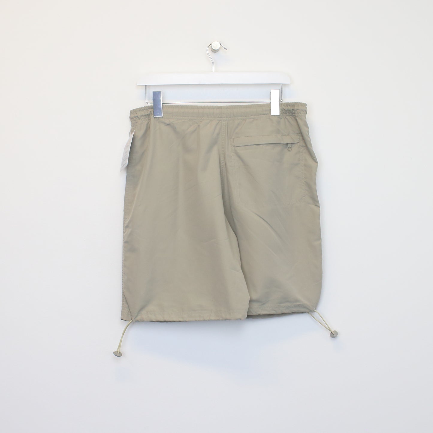 Vintage Basic Concept cargo shorts in beige. Best fits W30