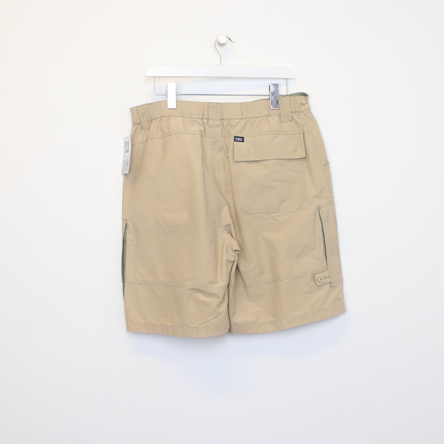 Vintage Cotton Traders cargo shorts in beige. Best fits 34