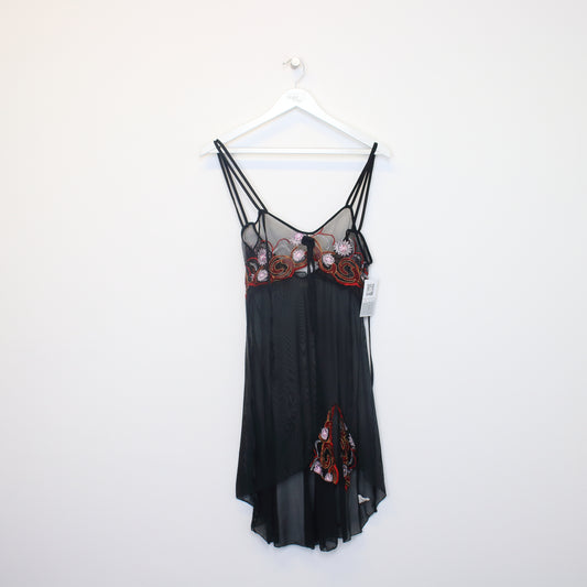 Vintage women's Unbranded cami in black and red. Best fits L