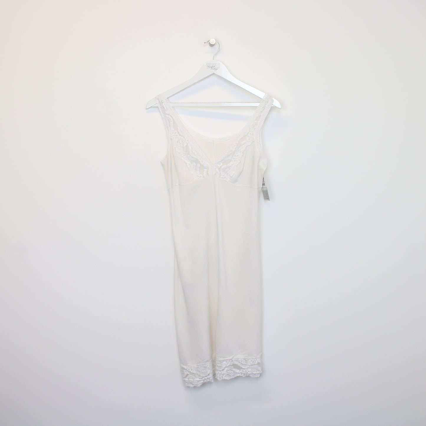 Vintage women's Unbranded cami in white. Best fits L