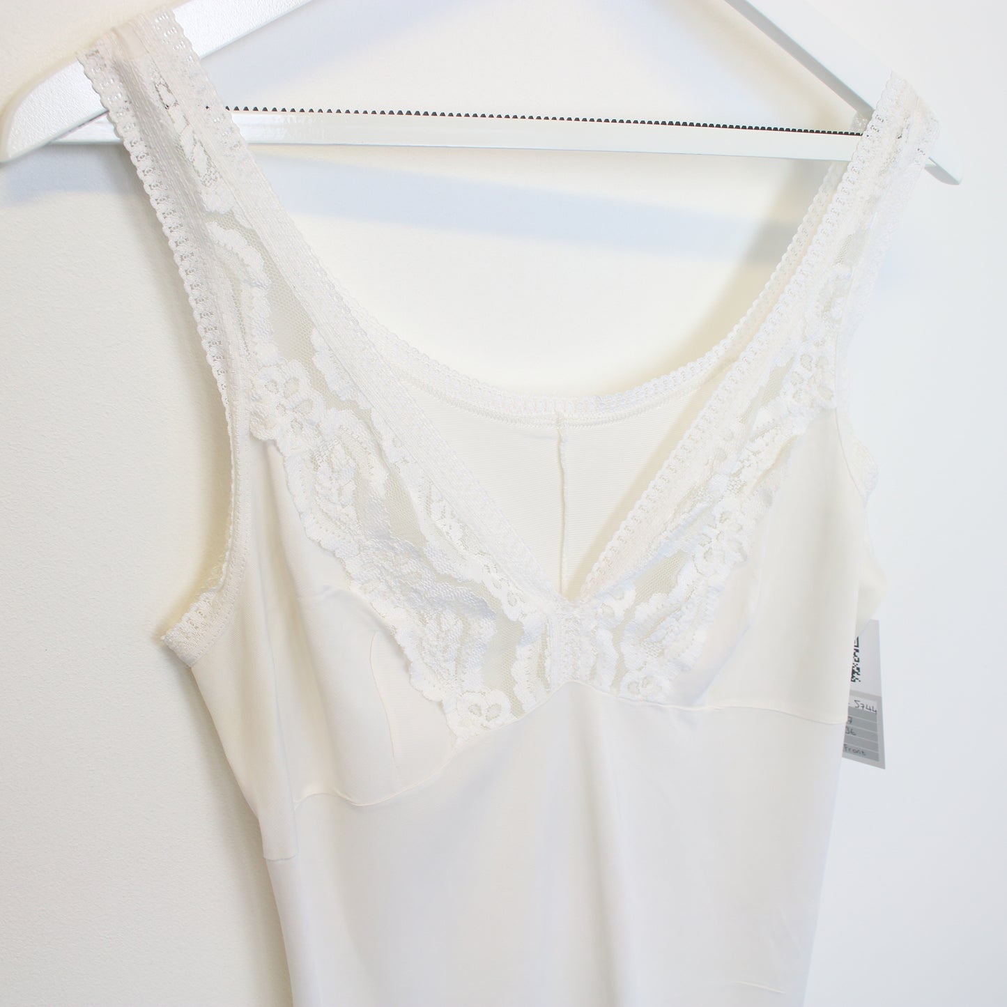 Vintage women's Unbranded cami in white. Best fits L