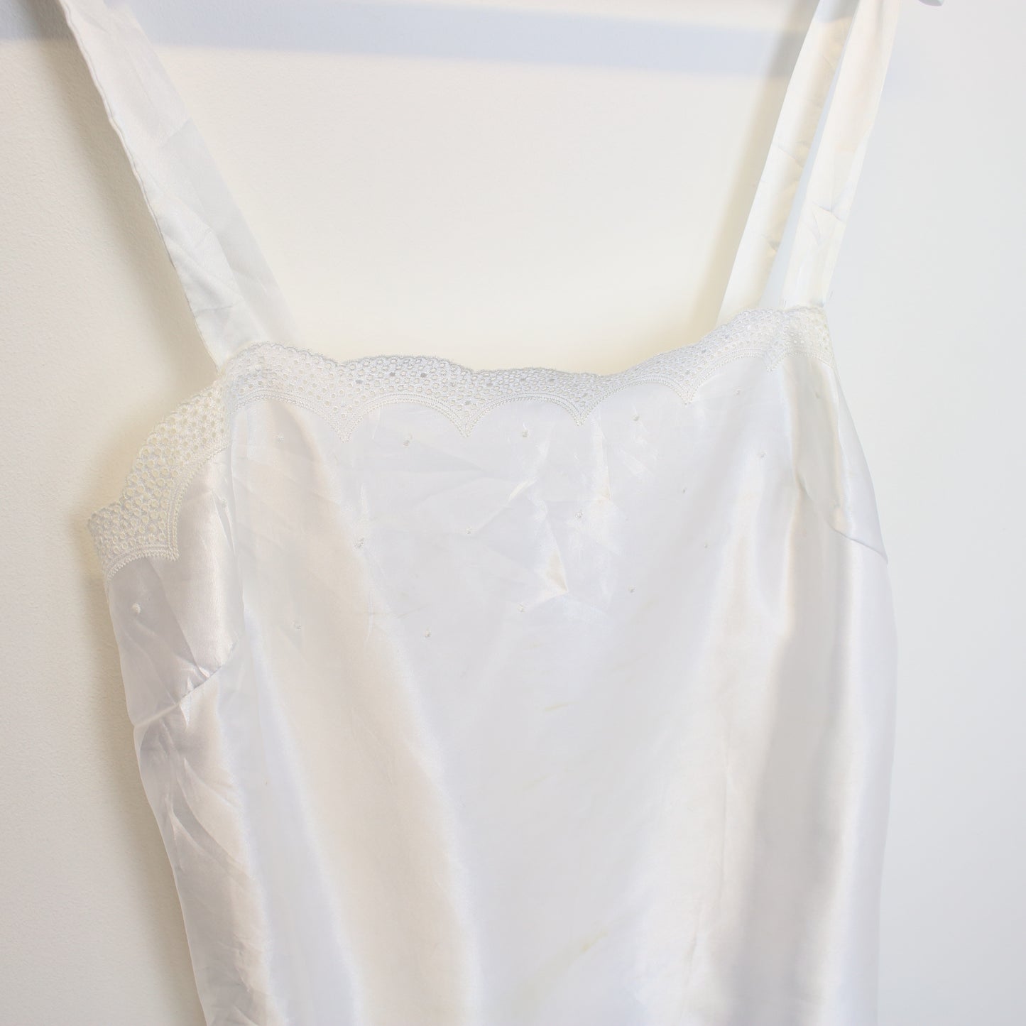 Vintage women's Unbranded cami in white. Best fits L