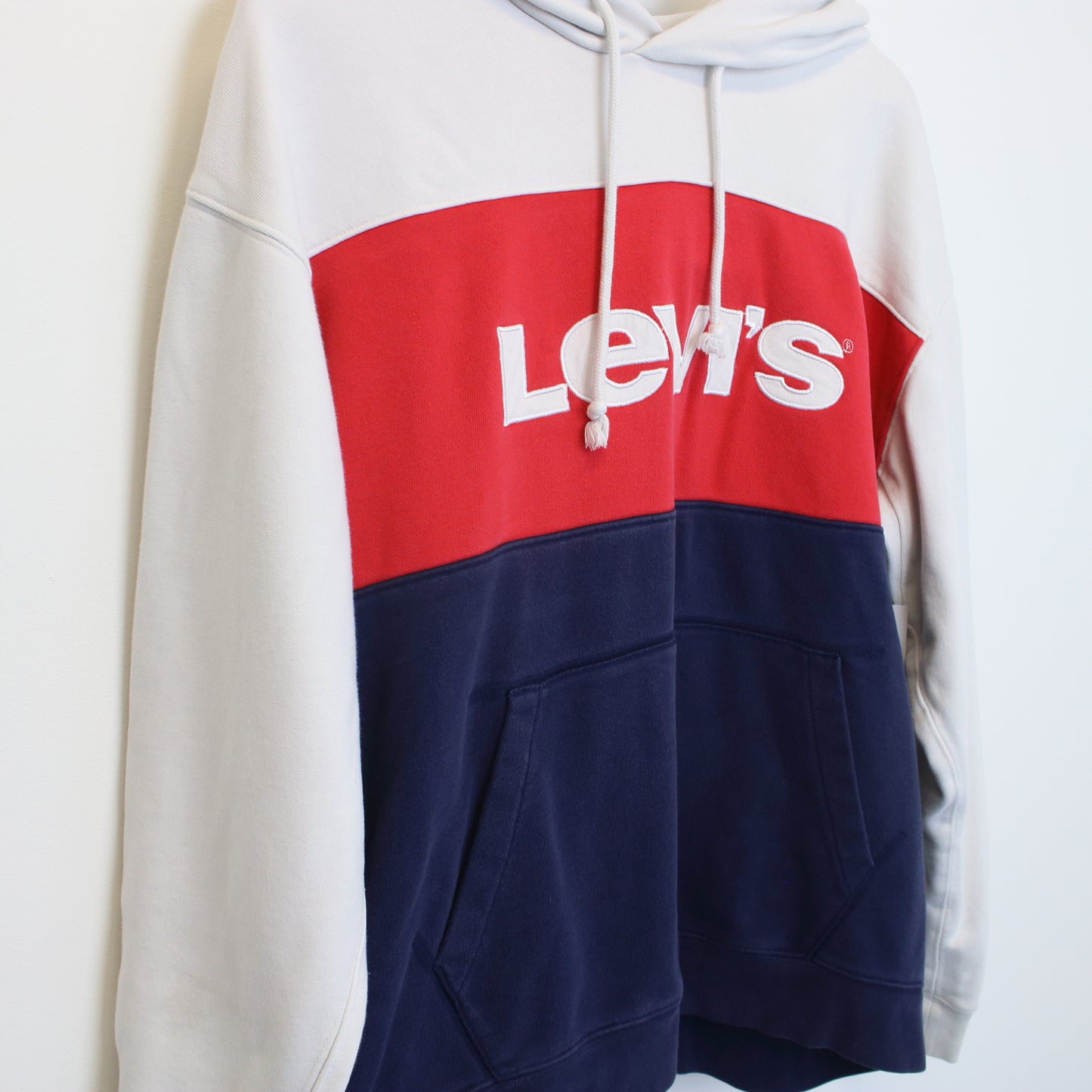 Vintage Levi's sweatshirt inWhite. Best fits L