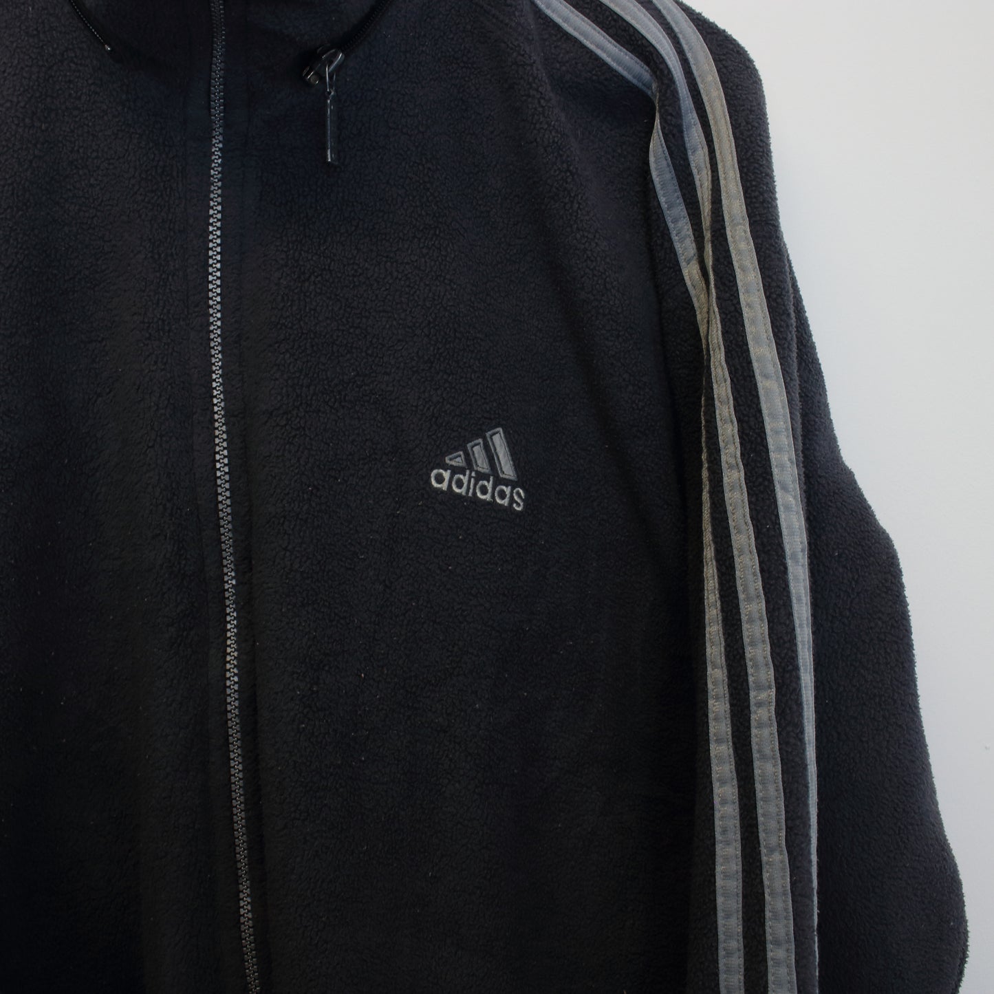 Vintage Adidas fleece in grey. Best fits L