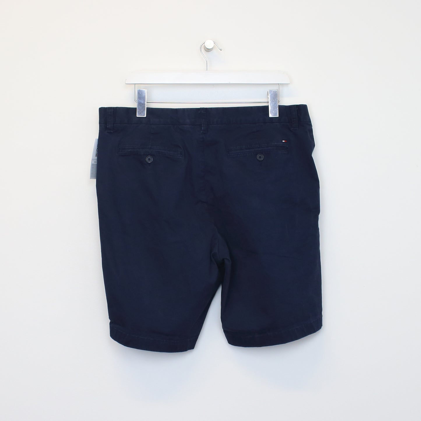 Vintage Tommy Hilfiger shorts in navy. Best fits W37