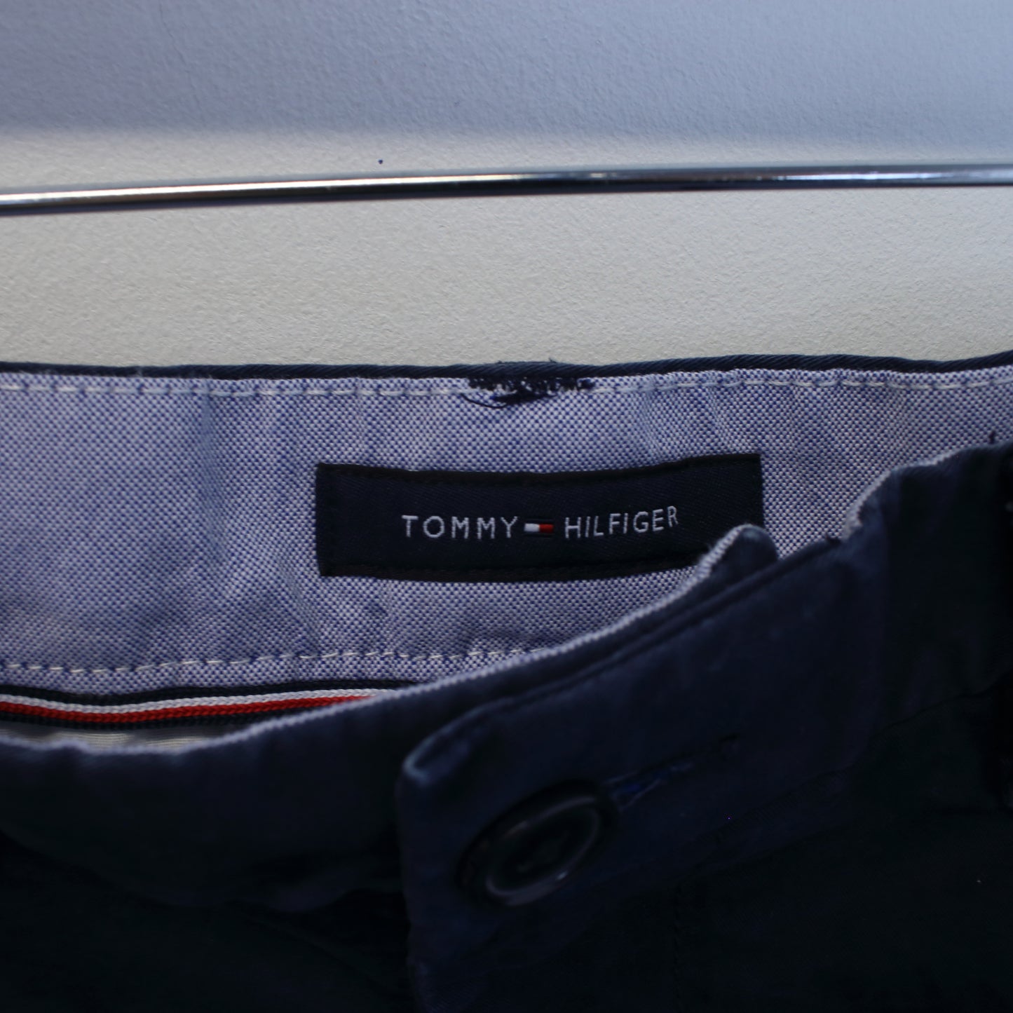 Vintage Tommy Hilfiger shorts in navy. Best fits W37