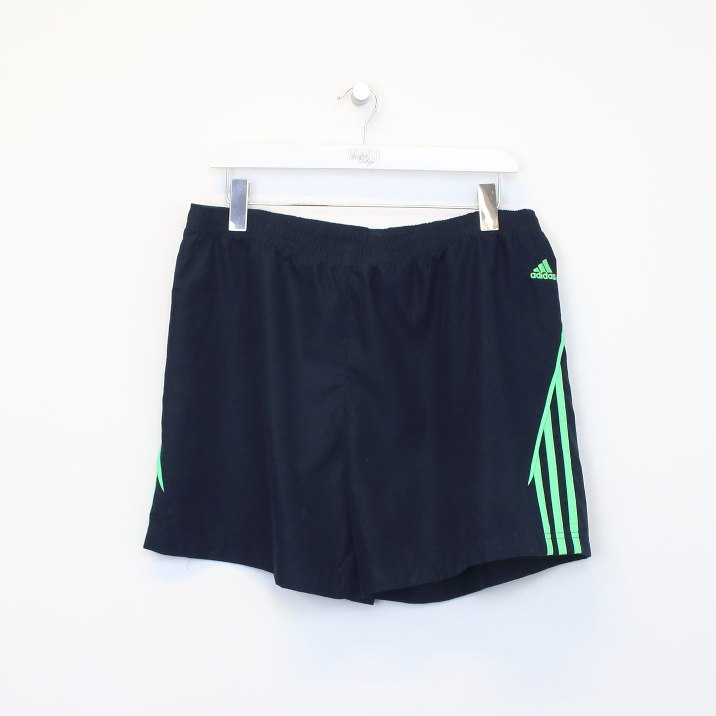 Vintage Nike shorts in black. Best fits M