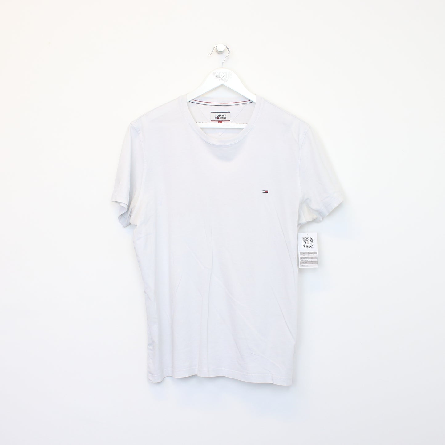 Vintage Tommy Hilfiger T-Shirt in white. Best fits L