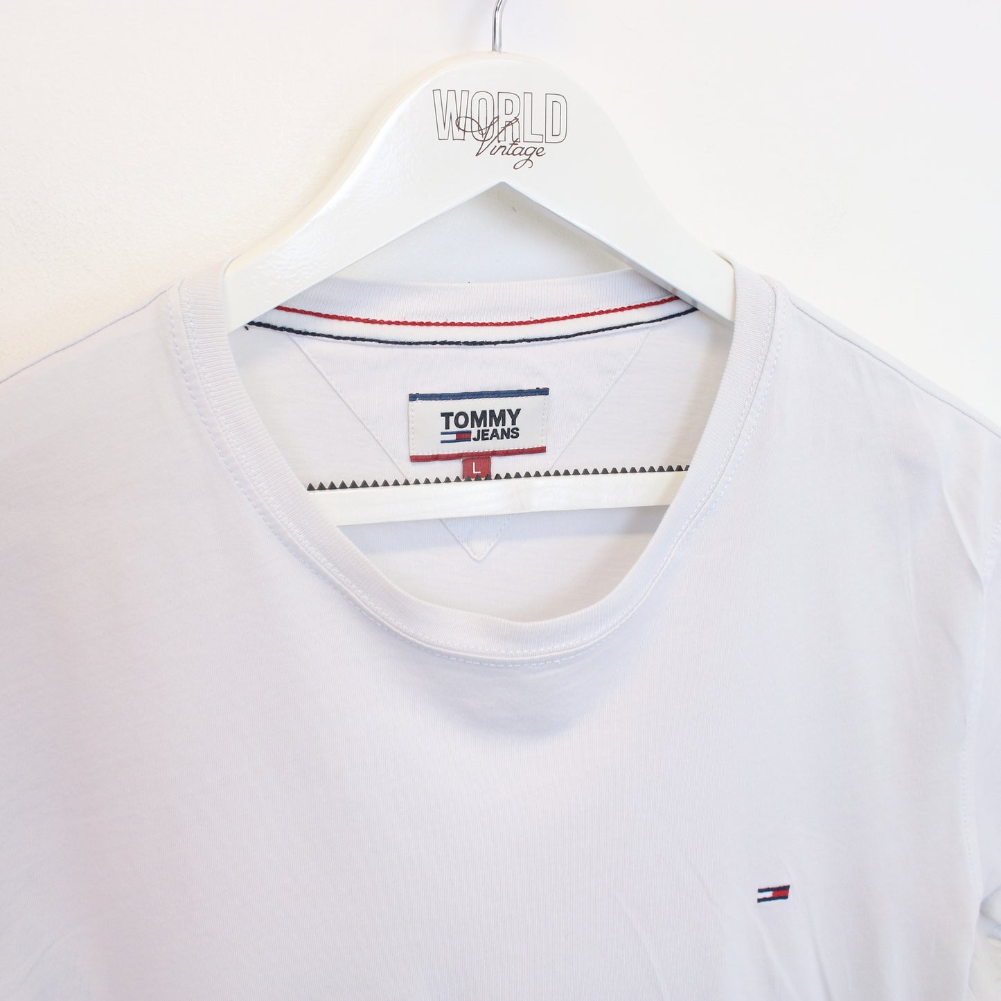 Vintage Tommy Hilfiger T-Shirt in white. Best fits L