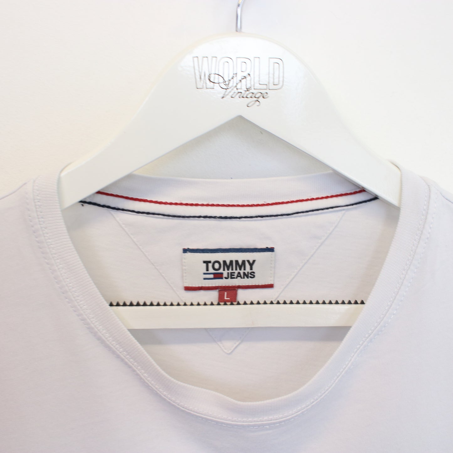 Vintage Tommy Hilfiger T-Shirt in white. Best fits L