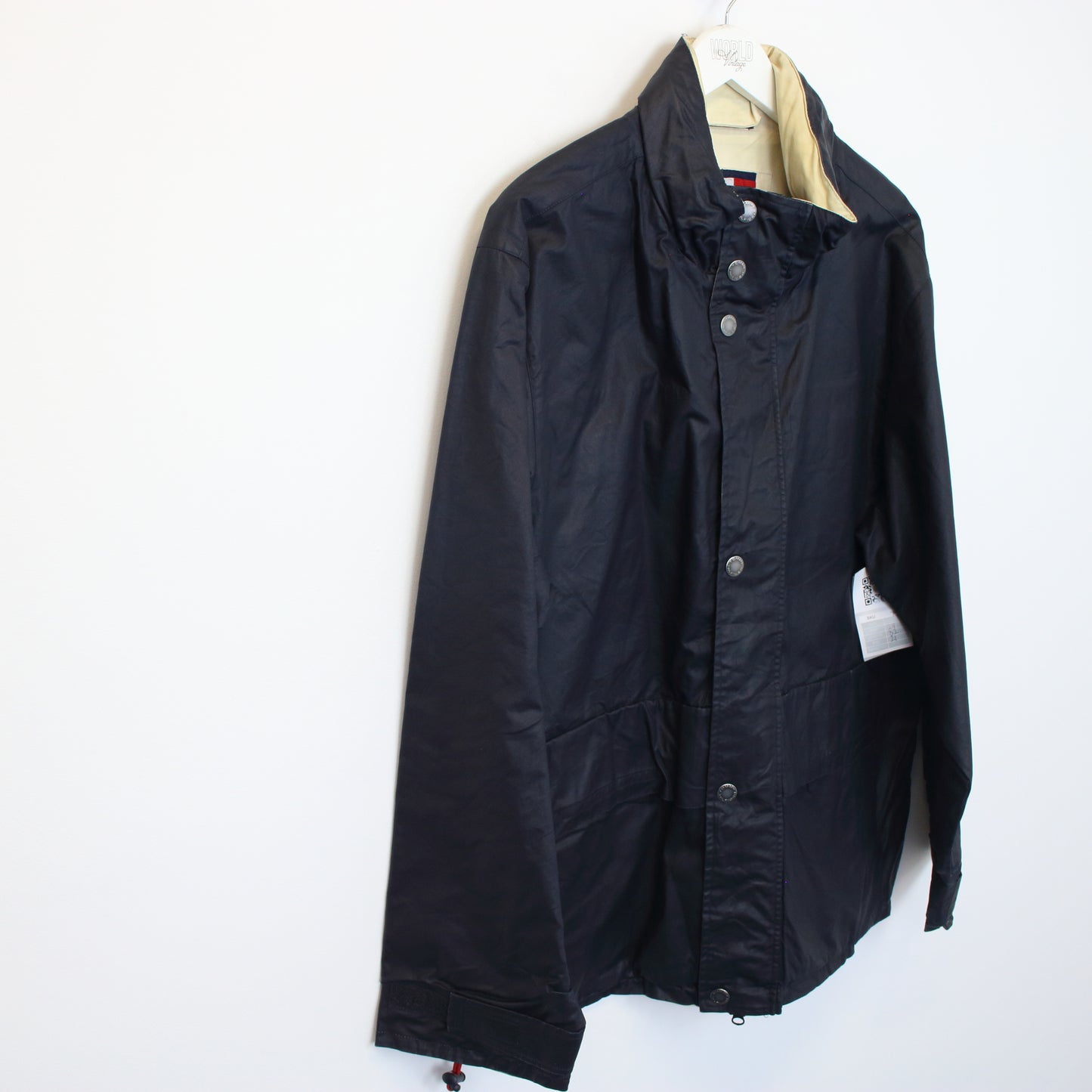 Vintage Tommy Hilfiger jacket in black. Best fits XL