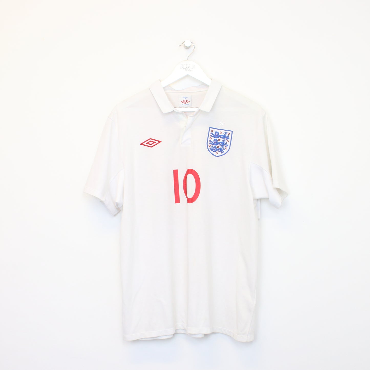 Vintage England shirt in white. Best fits L