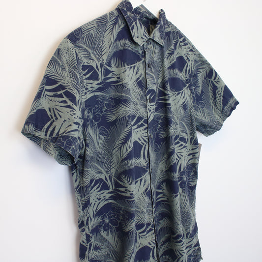 Vintage Unbranded Hawaiian shirt in blue and green. Best fits L