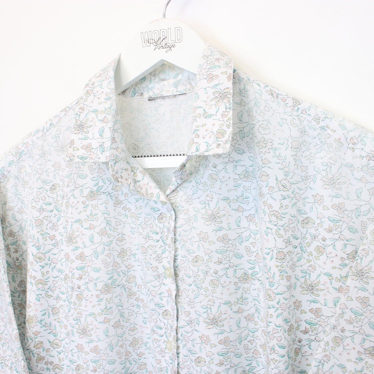 Vintage Unbranded Hawaiian shirt in white. Best fits L