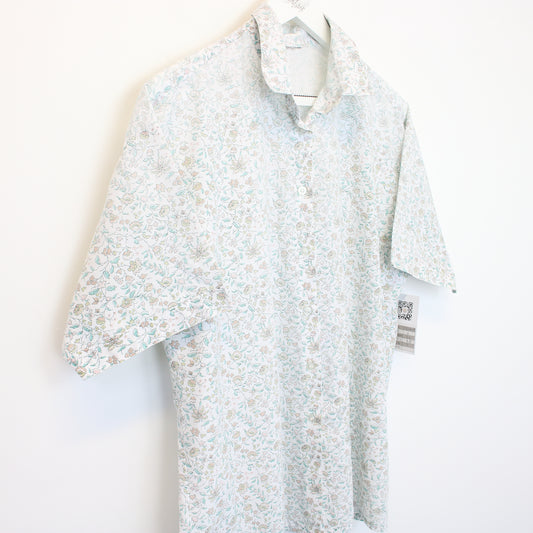 Vintage Unbranded Hawaiian shirt in white. Best fits L