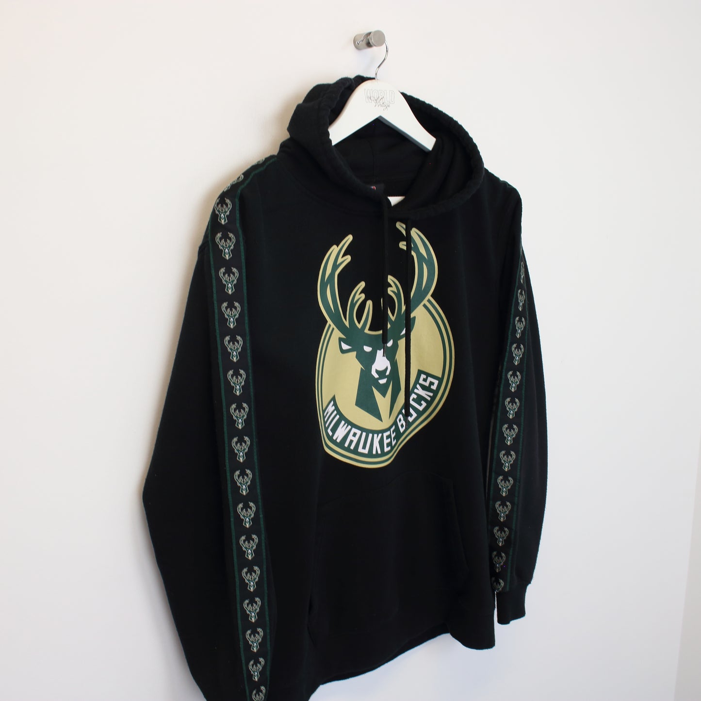 Vintage Milwaukee Bucks hoodie in black. Best fits M