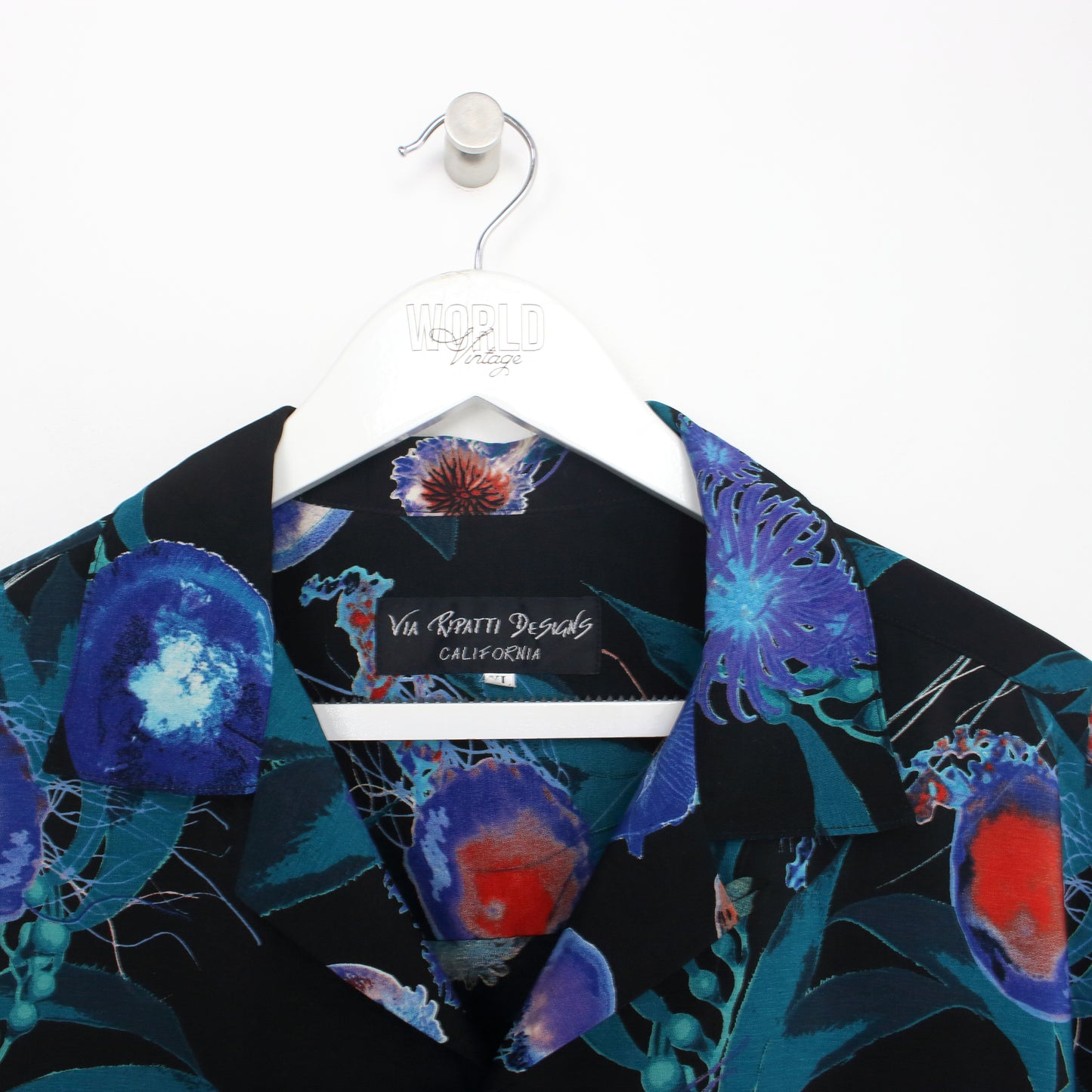 Vintage Via ripatti designs Hawaiian shirt in black and blue. Best fits XL