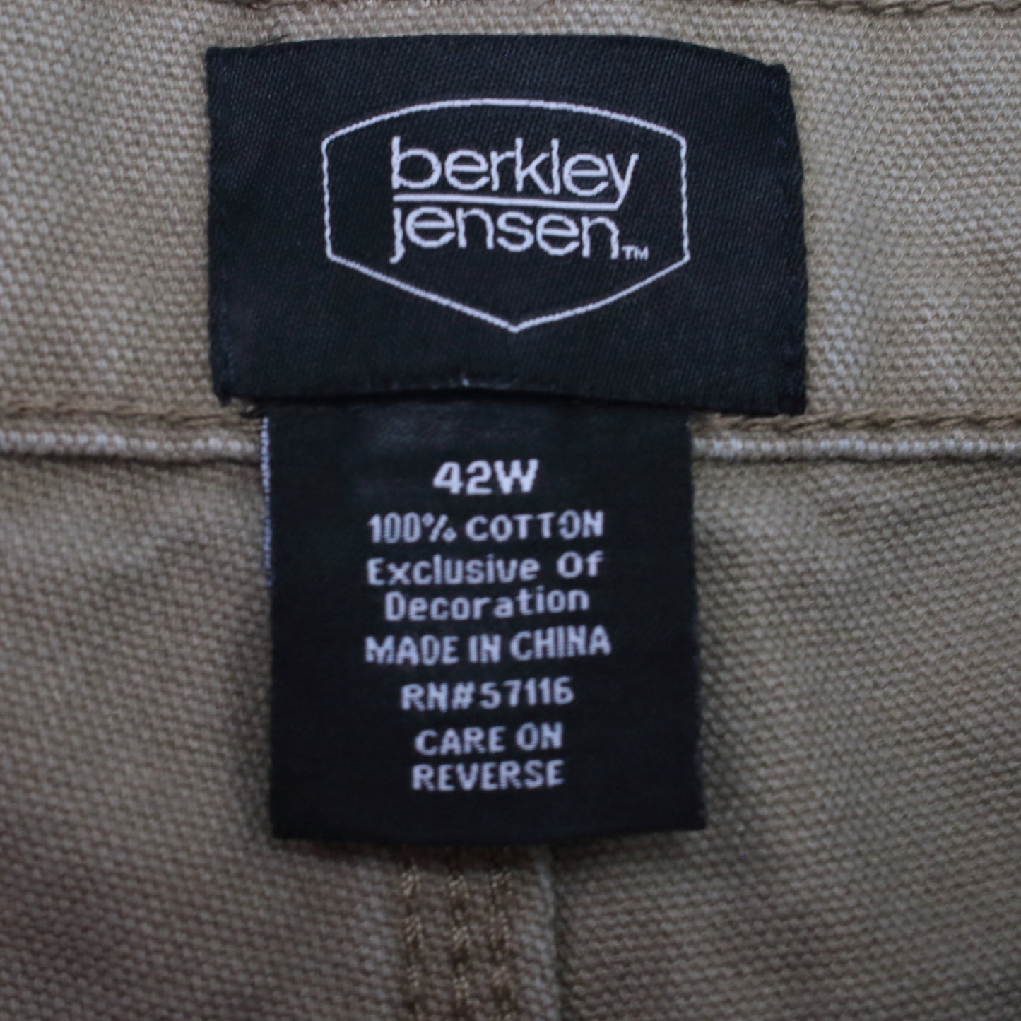 Vintage Berkley Jensen Cargo shorts in tan. Best fits W42