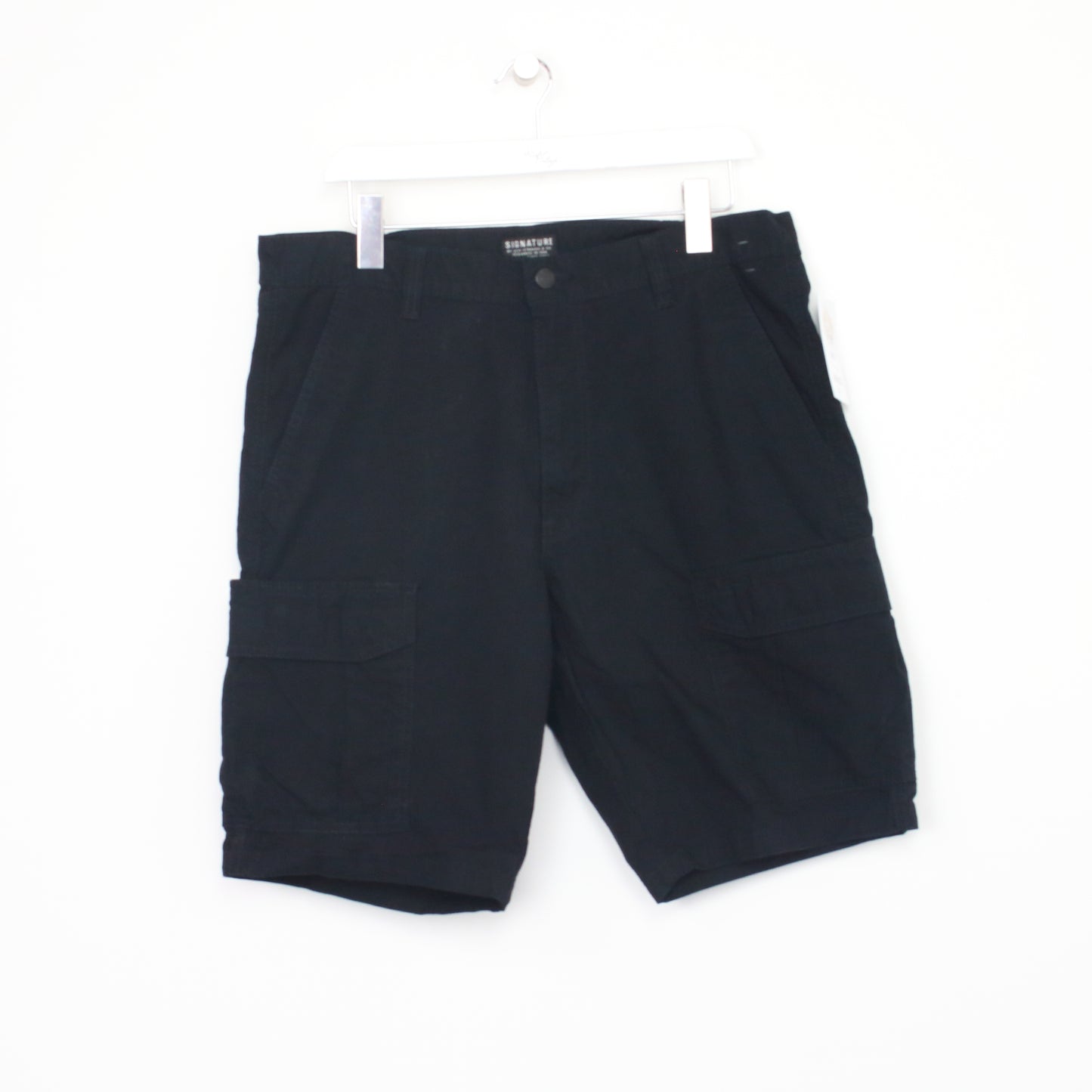 Vintage Signature Cargo shorts in black. Best fits W34