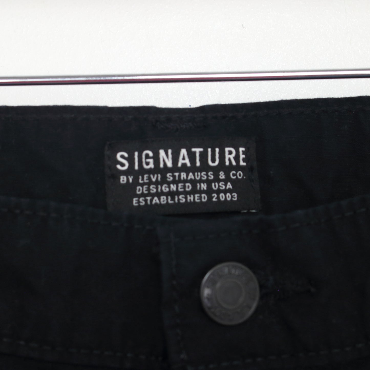 Vintage Signature Cargo shorts in black. Best fits W34