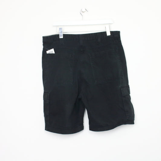 Vintage Wrangler Cargo shorts in black. Best fits W36