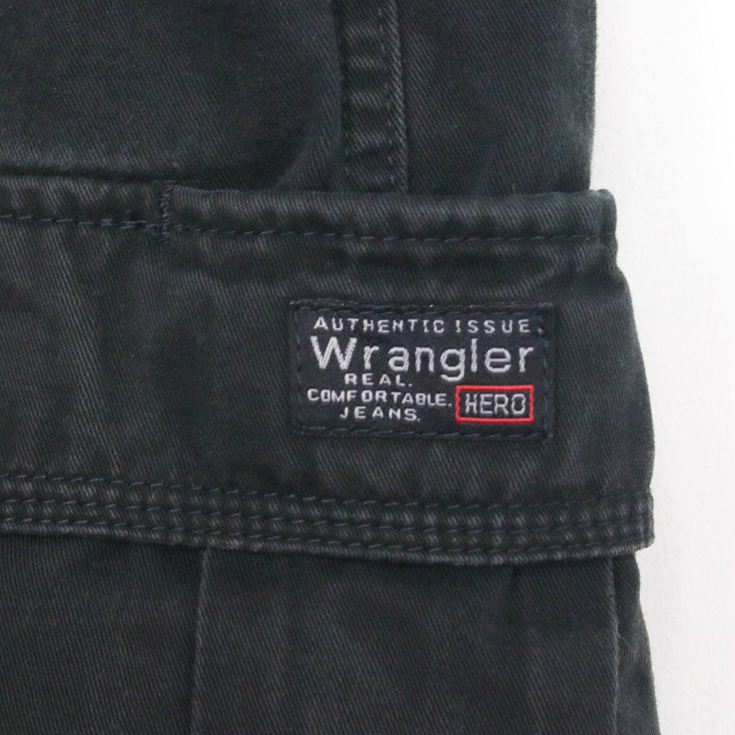 Vintage Wrangler Cargo shorts in black. Best fits W36