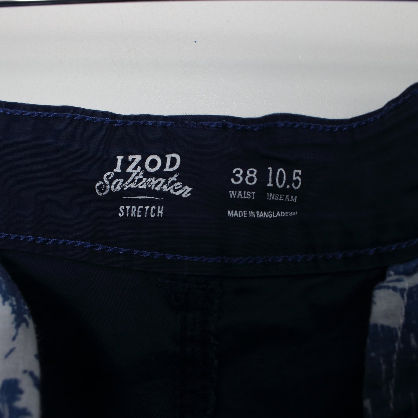 Vintage Izod Cargo shorts in navy. Best fits W40