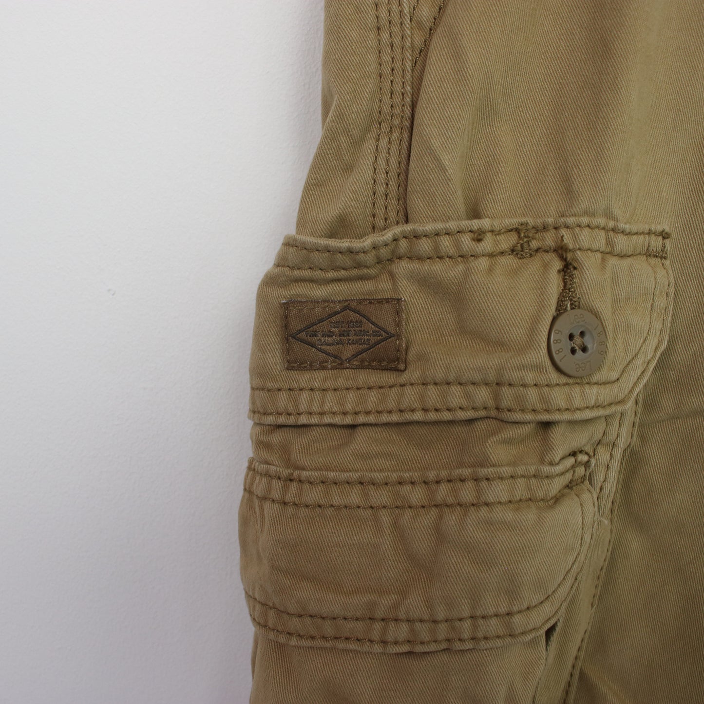 Vintage Lee Cargo shorts in tan. Best fits W36