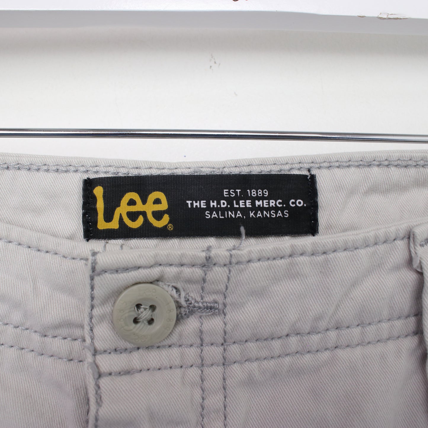 Vintage Lee Cargo shorts in cream. Best fits W34