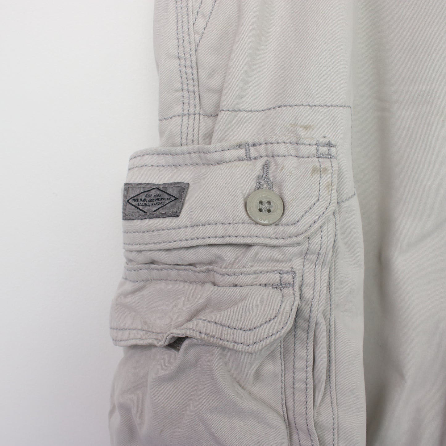 Vintage Lee Cargo shorts in cream. Best fits W34