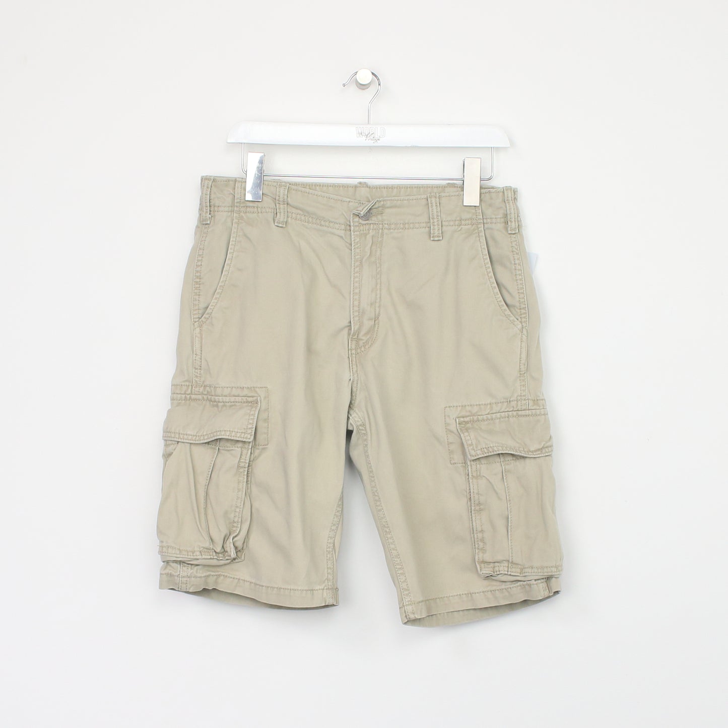 Vintage Levi Cargo shorts in beige. Best fits W32