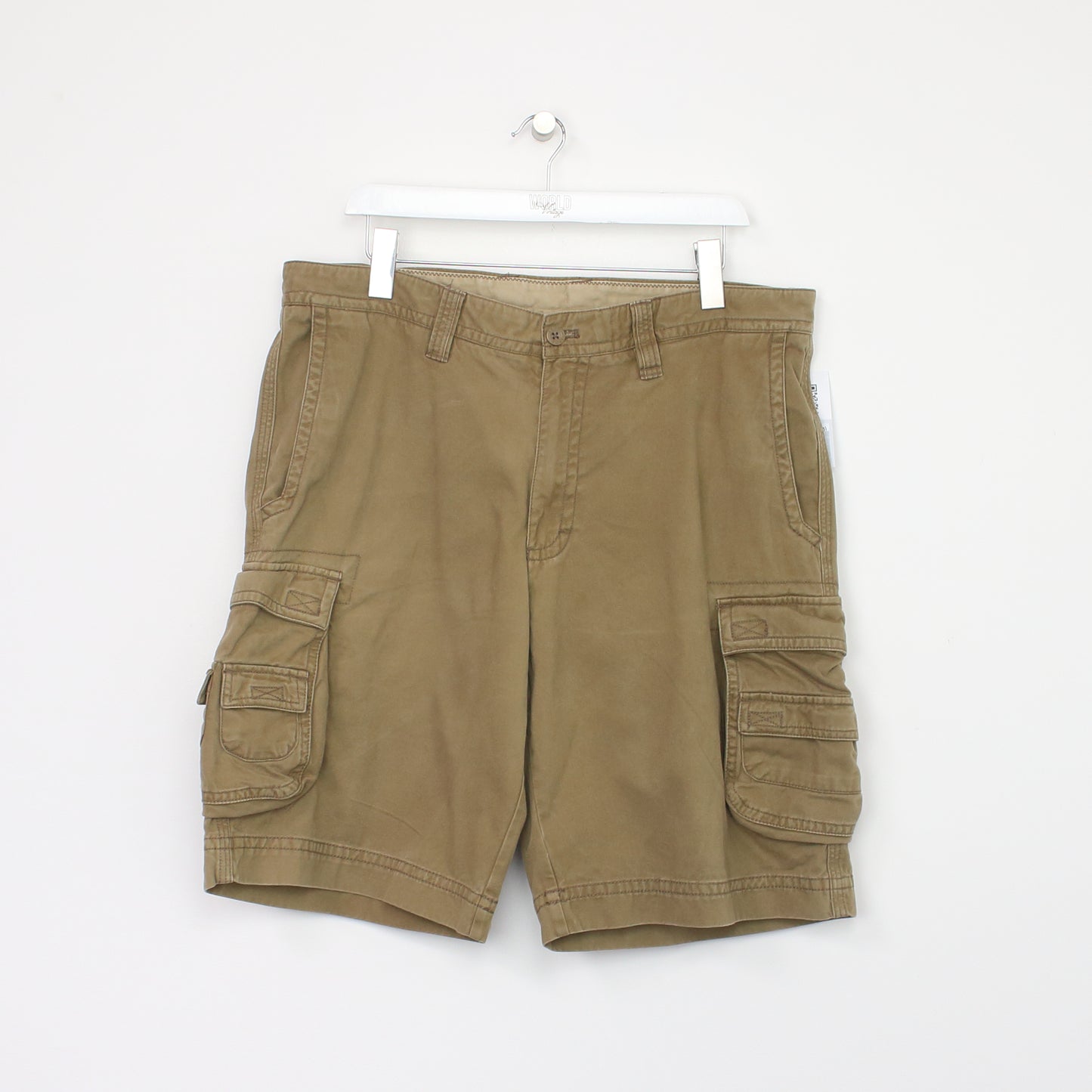 Vintage Izod Cargo shorts in tan. Best fits W38