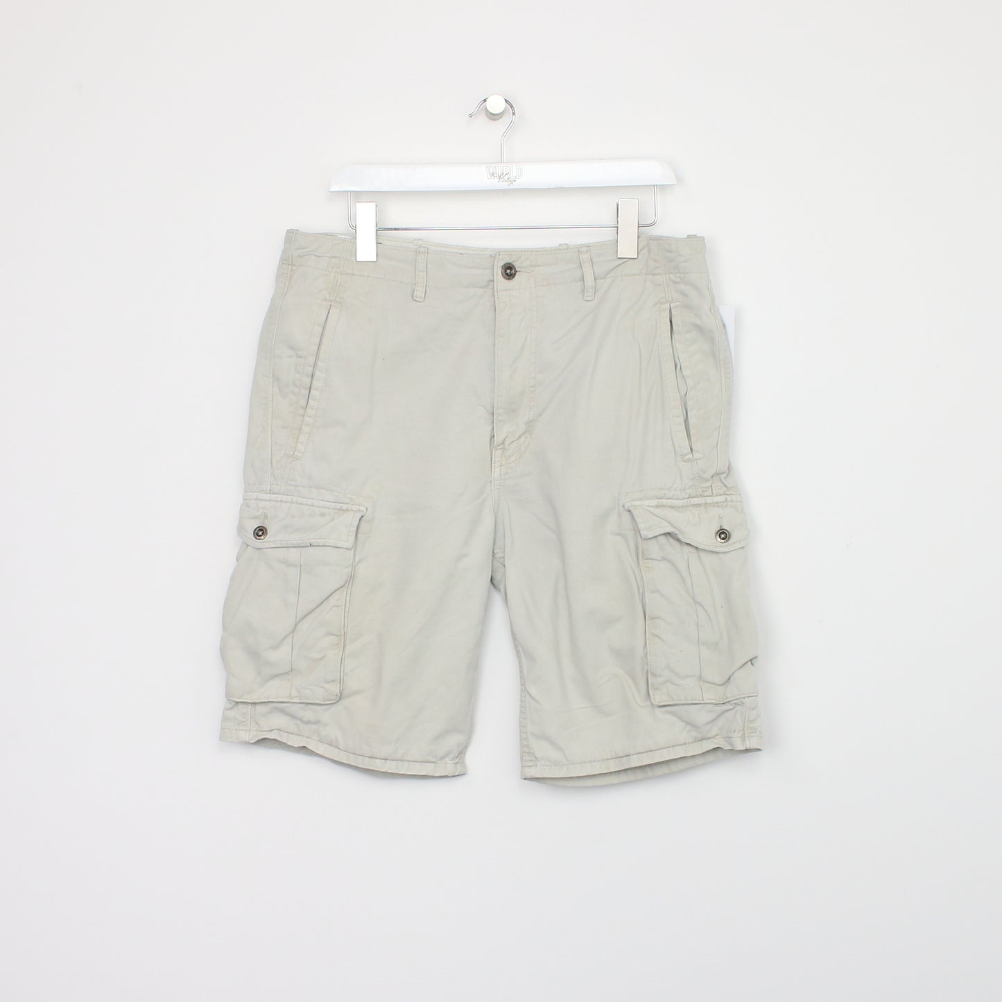 Vintage Levi's Cargo shorts in beige. Best fits W34