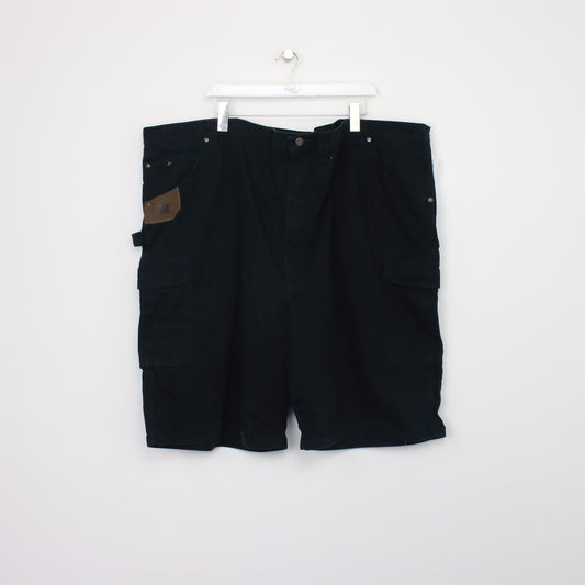 Vintage Wrangler Cargo shorts in black. Best fits W54