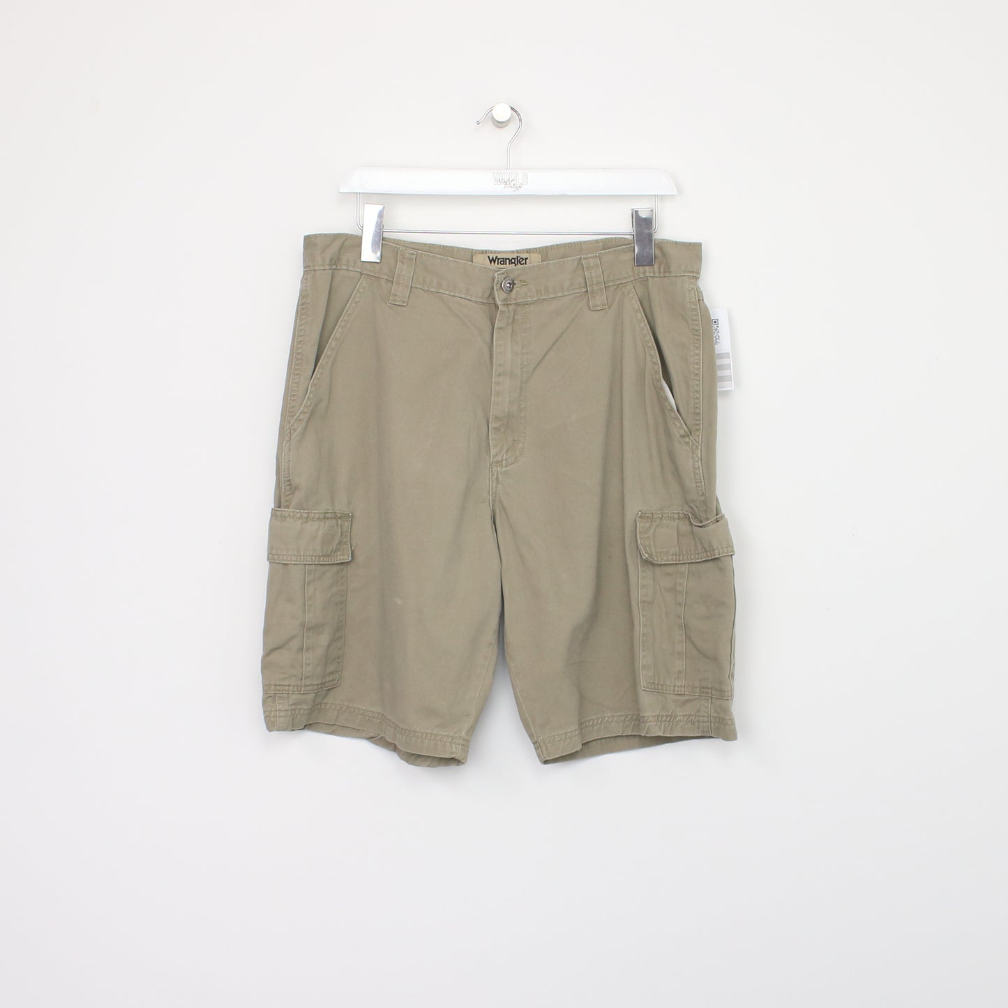 Vintage Wrangler Cargo shorts in brown. Best fits W34