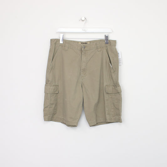 Vintage Wrangler Cargo shorts in brown. Best fits W34