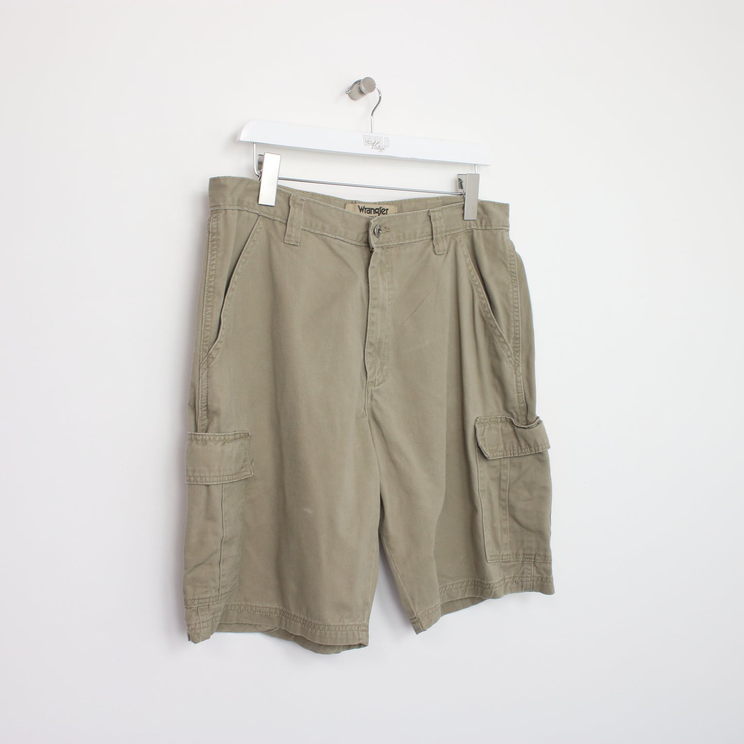 Vintage Wrangler Cargo shorts in brown. Best fits W34