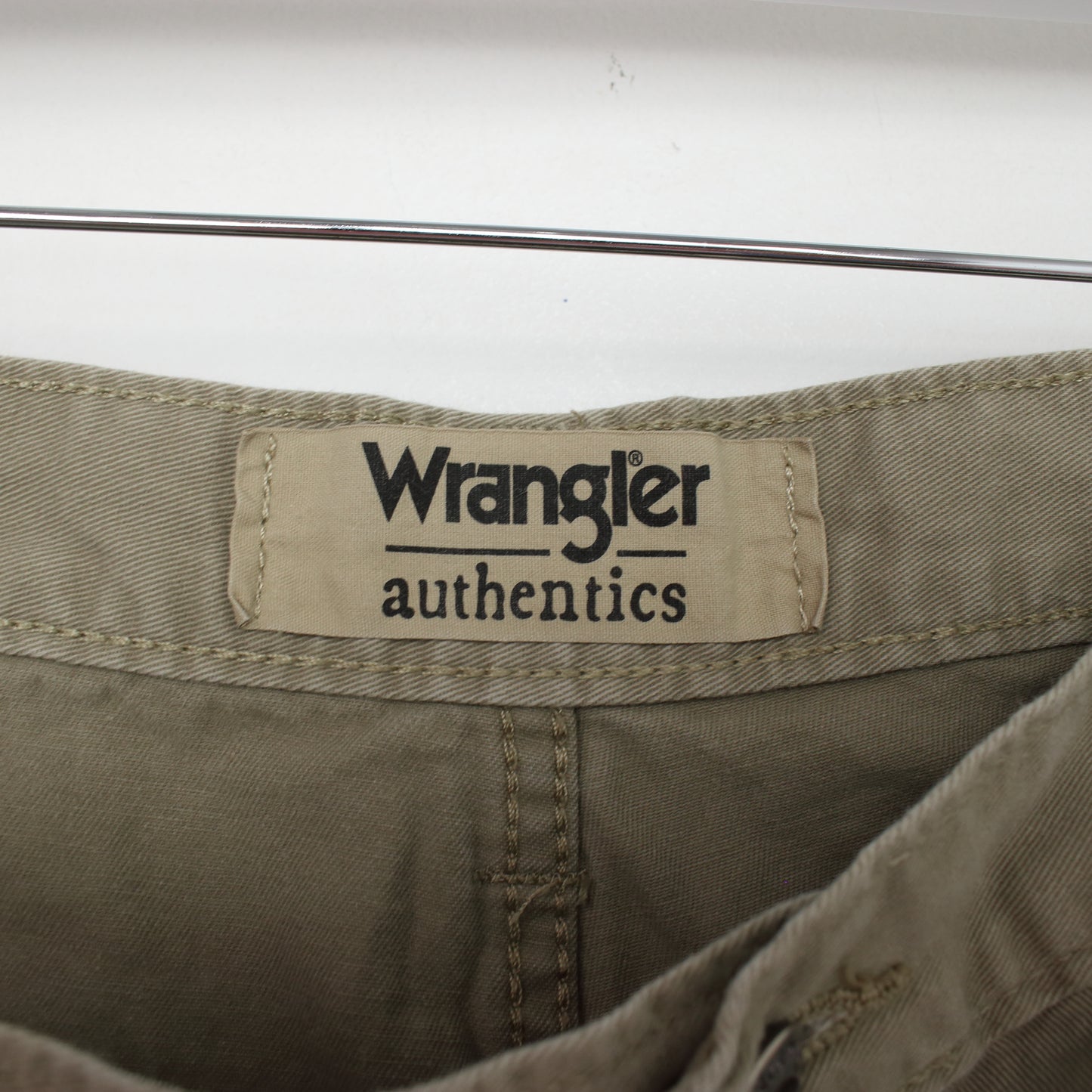 Vintage Wrangler Cargo shorts in brown. Best fits W34