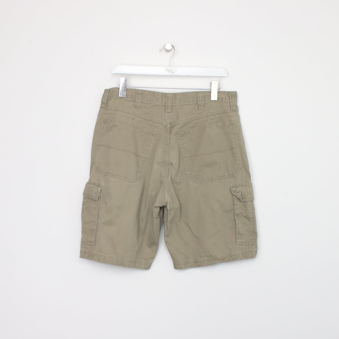 Vintage Wrangler Cargo shorts in brown. Best fits W34