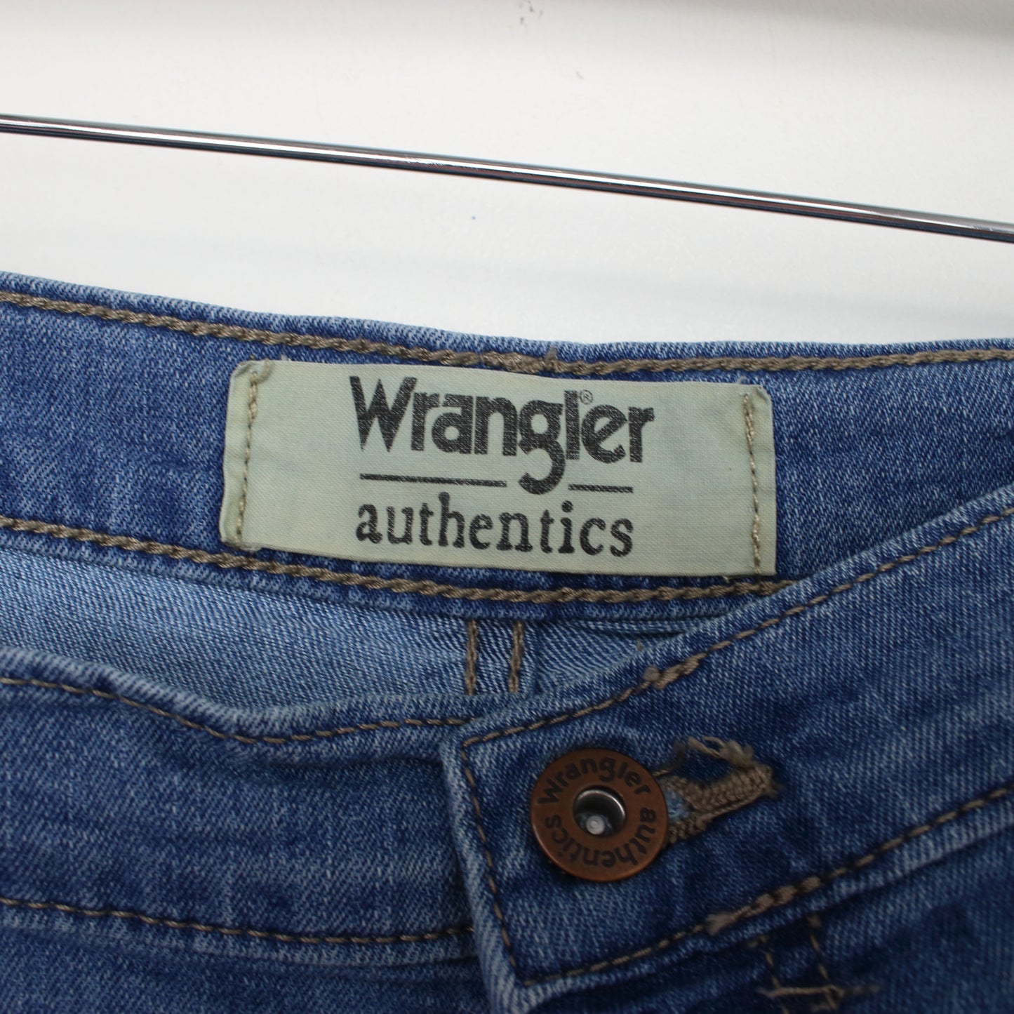 Vintage Wrangler denim cargo shorts in blue. Best fits W38