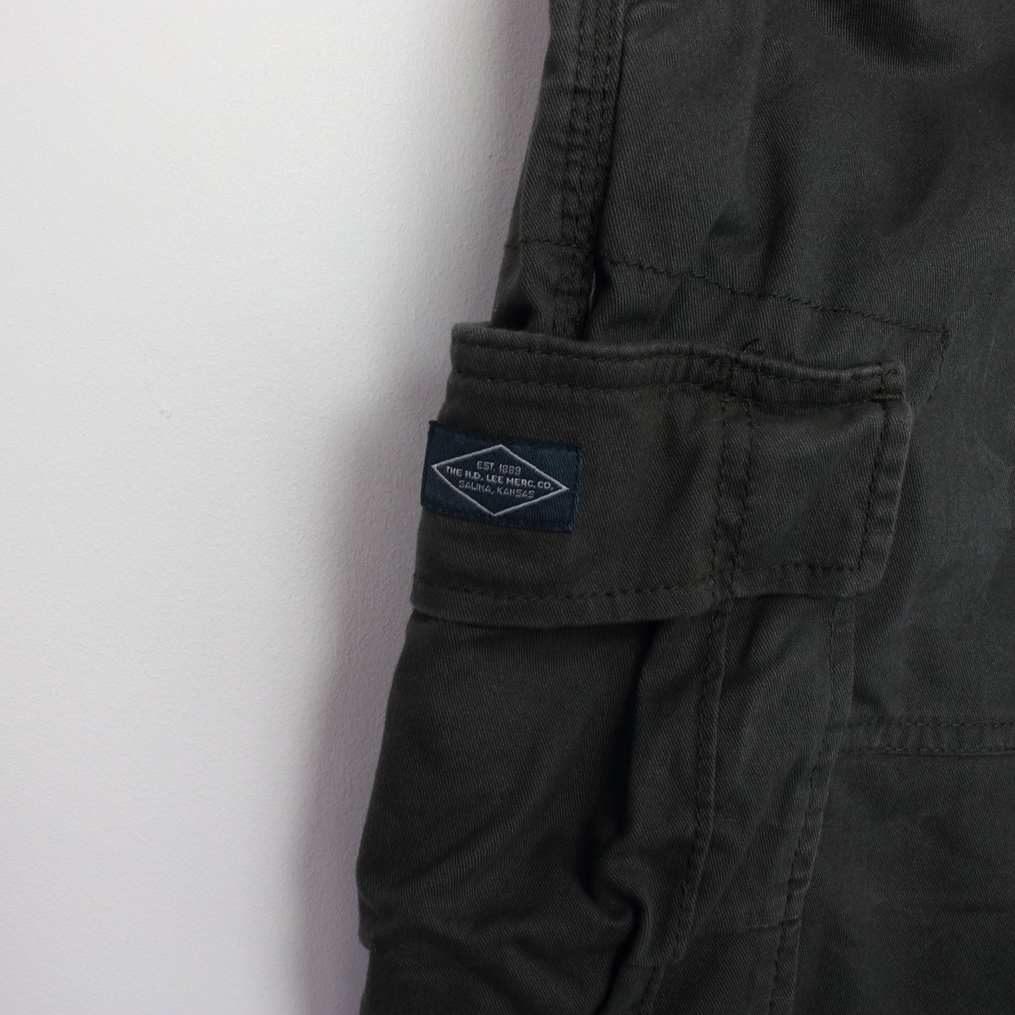 Vintage Lee cargo shorts in dark grey. Best fits W32