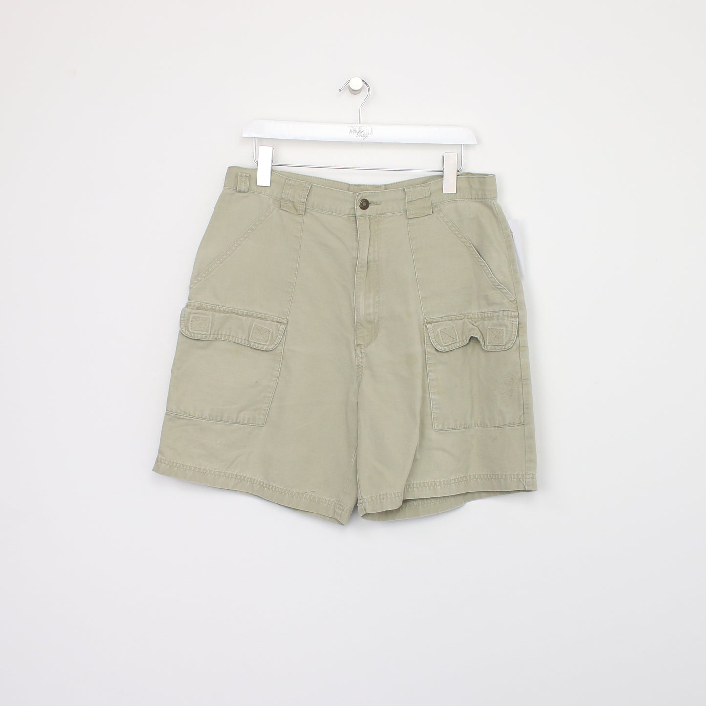 Vintage Cargo shorts in beige. Best fits W32