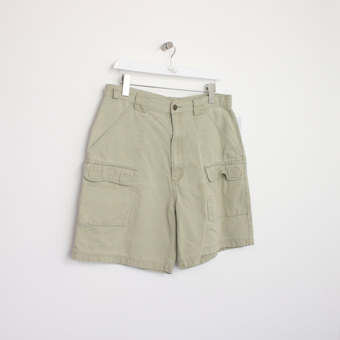 Vintage Cargo shorts in beige. Best fits W32