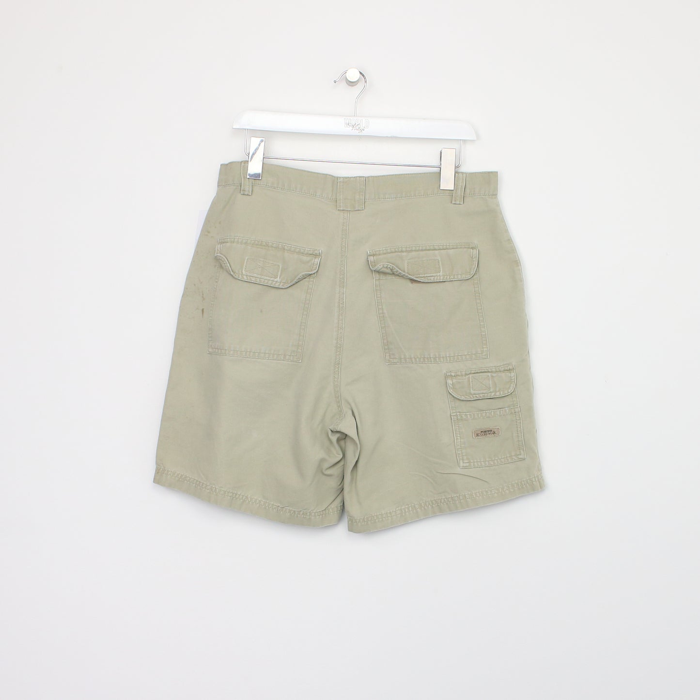 Vintage Cargo shorts in beige. Best fits W32