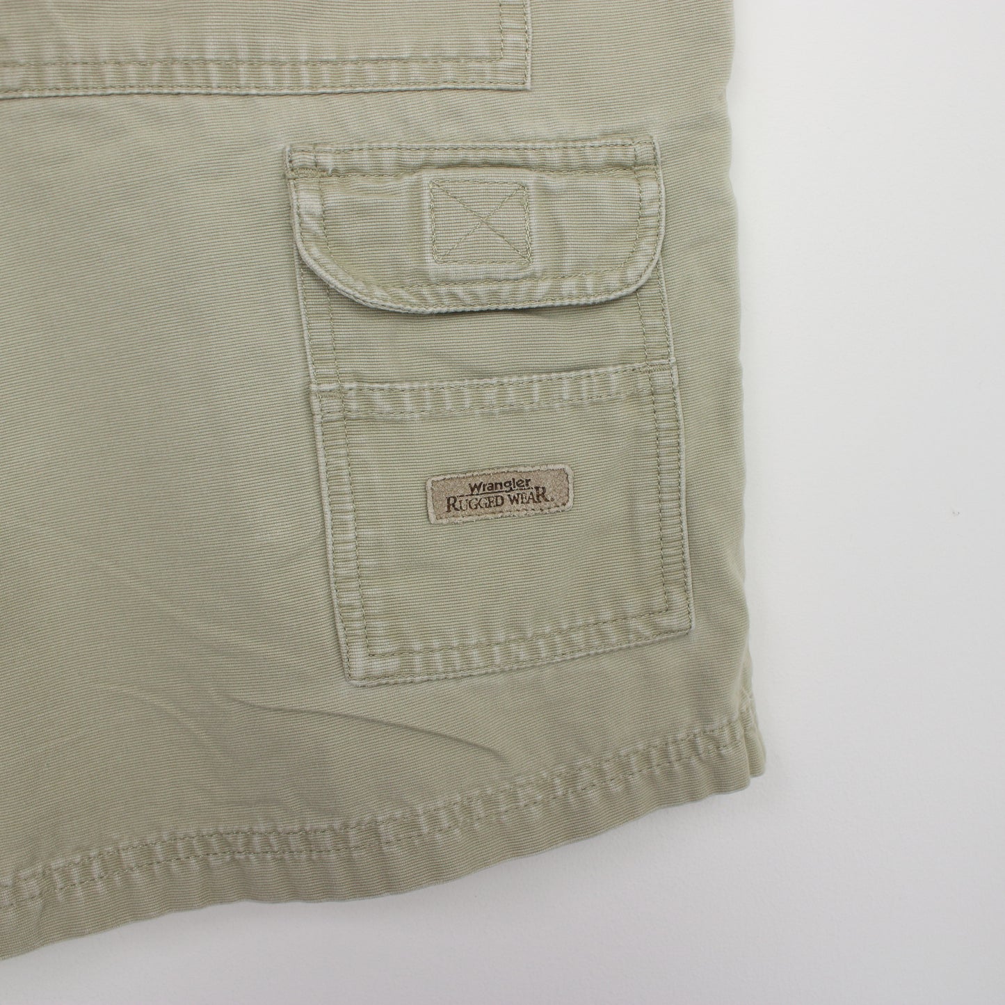 Vintage Cargo shorts in beige. Best fits W32