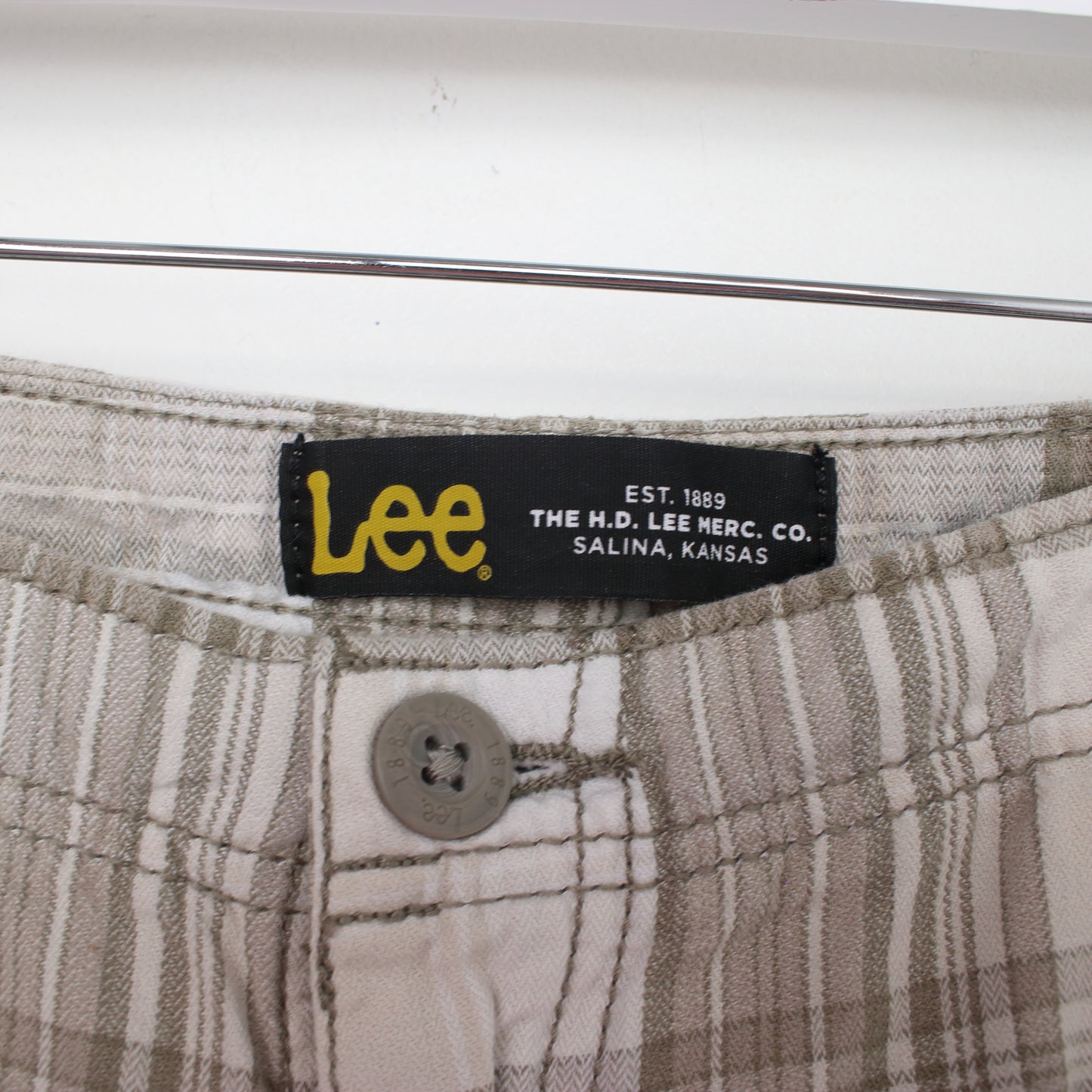 Vintage Lee Cargo shorts in beige tartan. Best fits W38