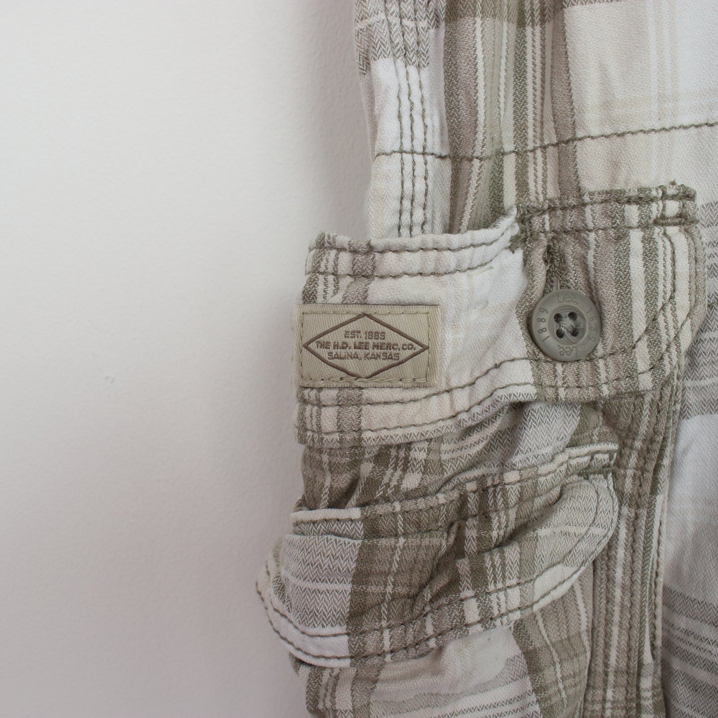 Vintage Lee Cargo shorts in beige tartan. Best fits W38